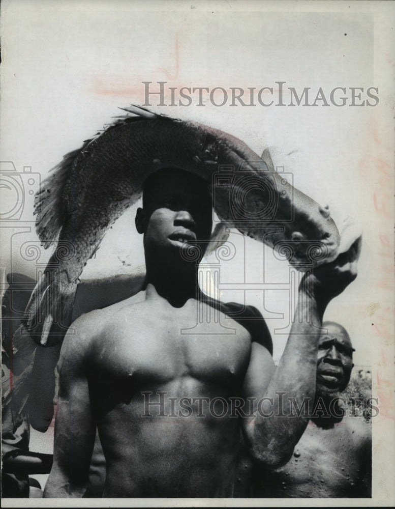 Load image into Gallery viewer, 1968 Press Photo Nigerian fisherman carries his fish on his head - mjx30672
