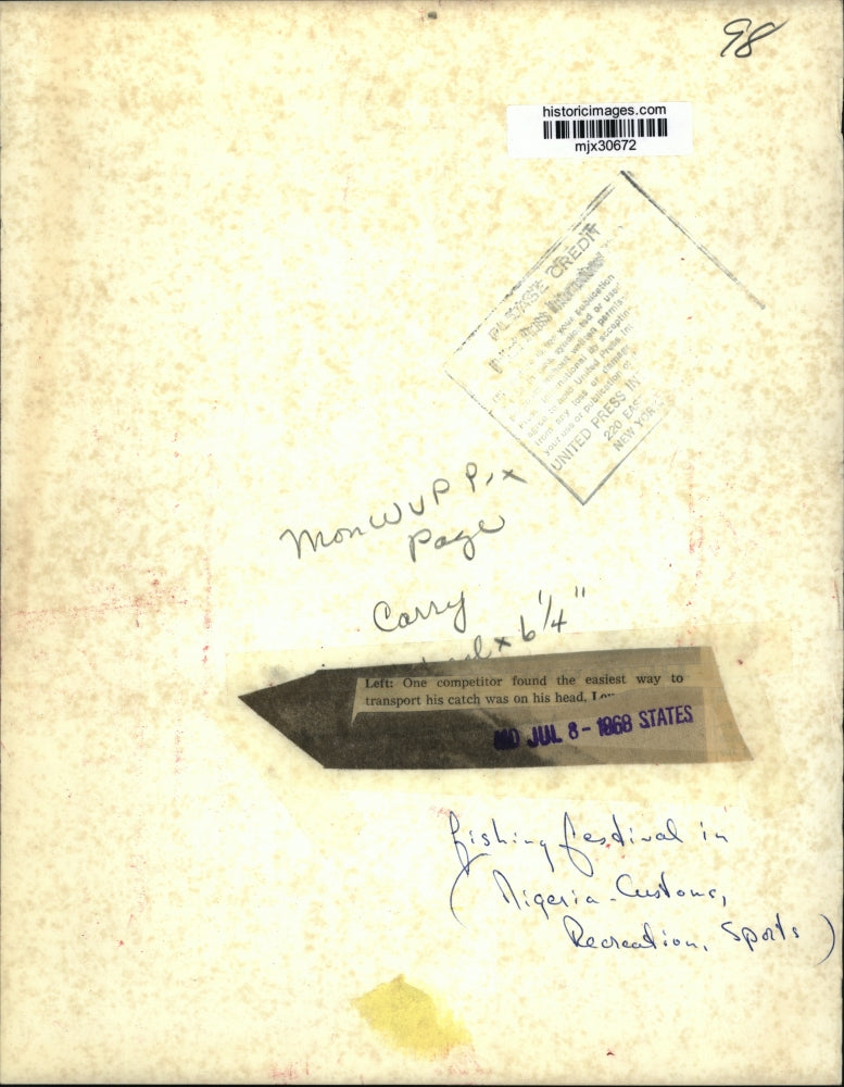 1968 Press Photo Nigerian fisherman carries his fish on his head - mjx30672