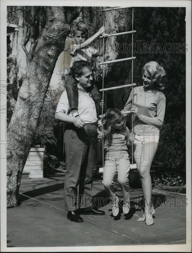 1964 Press Photo Carroll Baker and Jack Garfein with their children in Hollywood- Historic Images