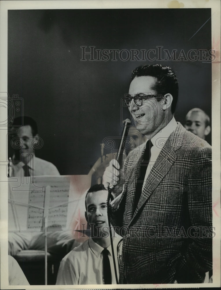 Load image into Gallery viewer, 1961 Press Photo Steve Allen and musicians on "The New Steve Allen Show"
