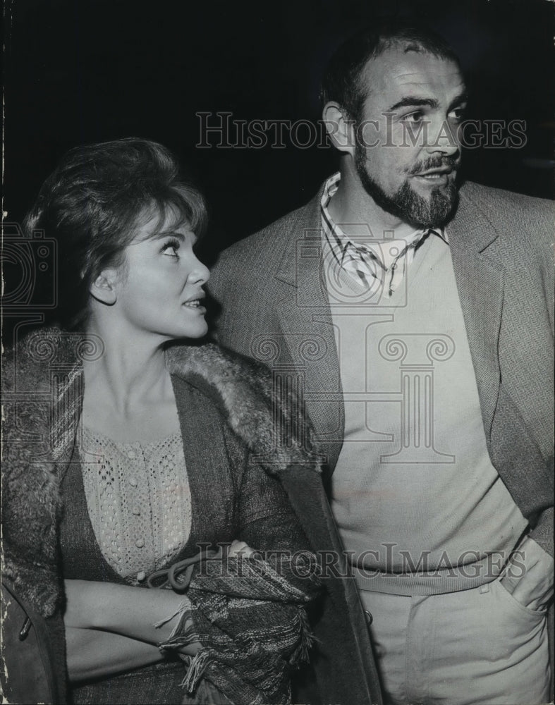 Load image into Gallery viewer, 1967 Press Photo Sean Connery visits his wife, Dian Cilento, on set of "Hombre"
