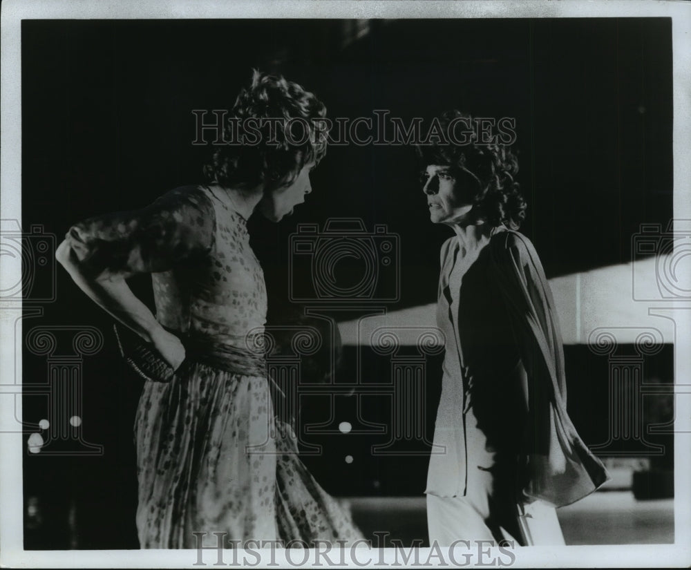 1982 Press Photo Shirley MacLaine and Anne Bancroft in &quot;The Turning Point&quot;- Historic Images