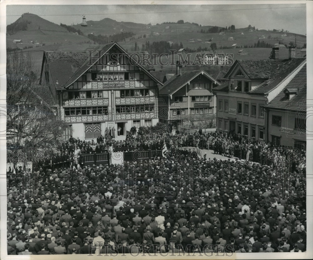 1950 Press Photo Voters face the platform of incumbent officers in Switzerland- Historic Images