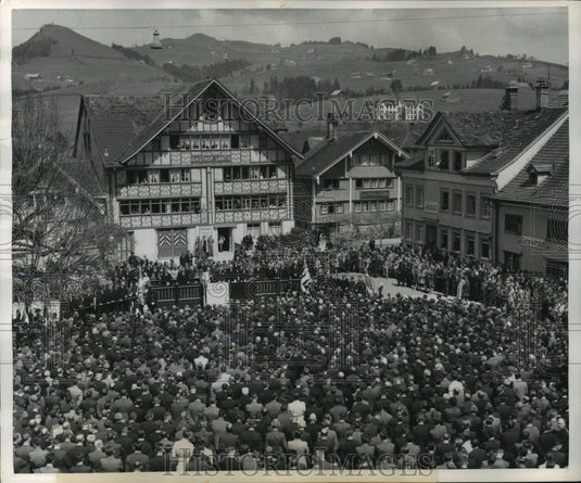 1950 Press Photo Voters face the platform of incumbent officers in Switzerland- Historic Images