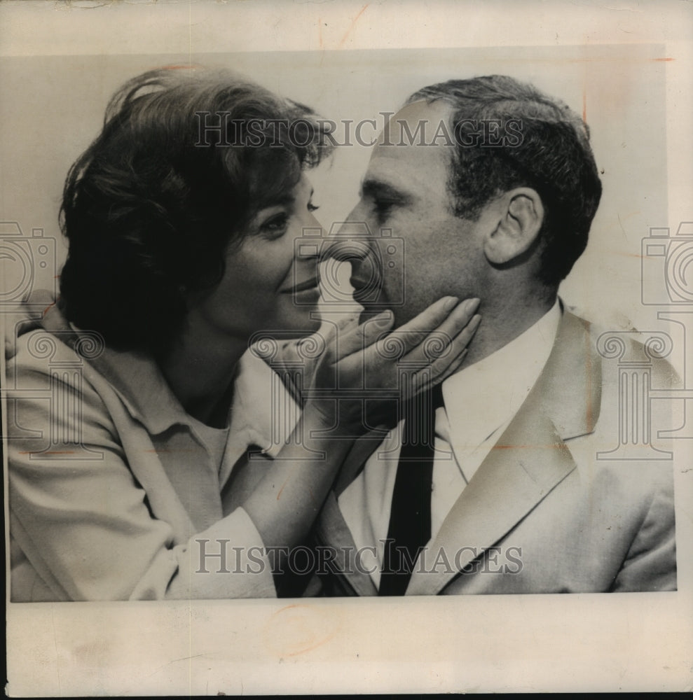 1966 Press Photo Mel Brooks, writer-comic-director, with his wife, Anne Bancroft- Historic Images