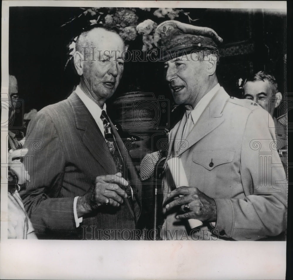 1951 Press Photo General Douglas MacArthur greets General Jonathan Wainwright