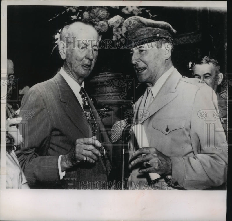 Load image into Gallery viewer, 1951 Press Photo General Douglas MacArthur greets General Jonathan Wainwright
