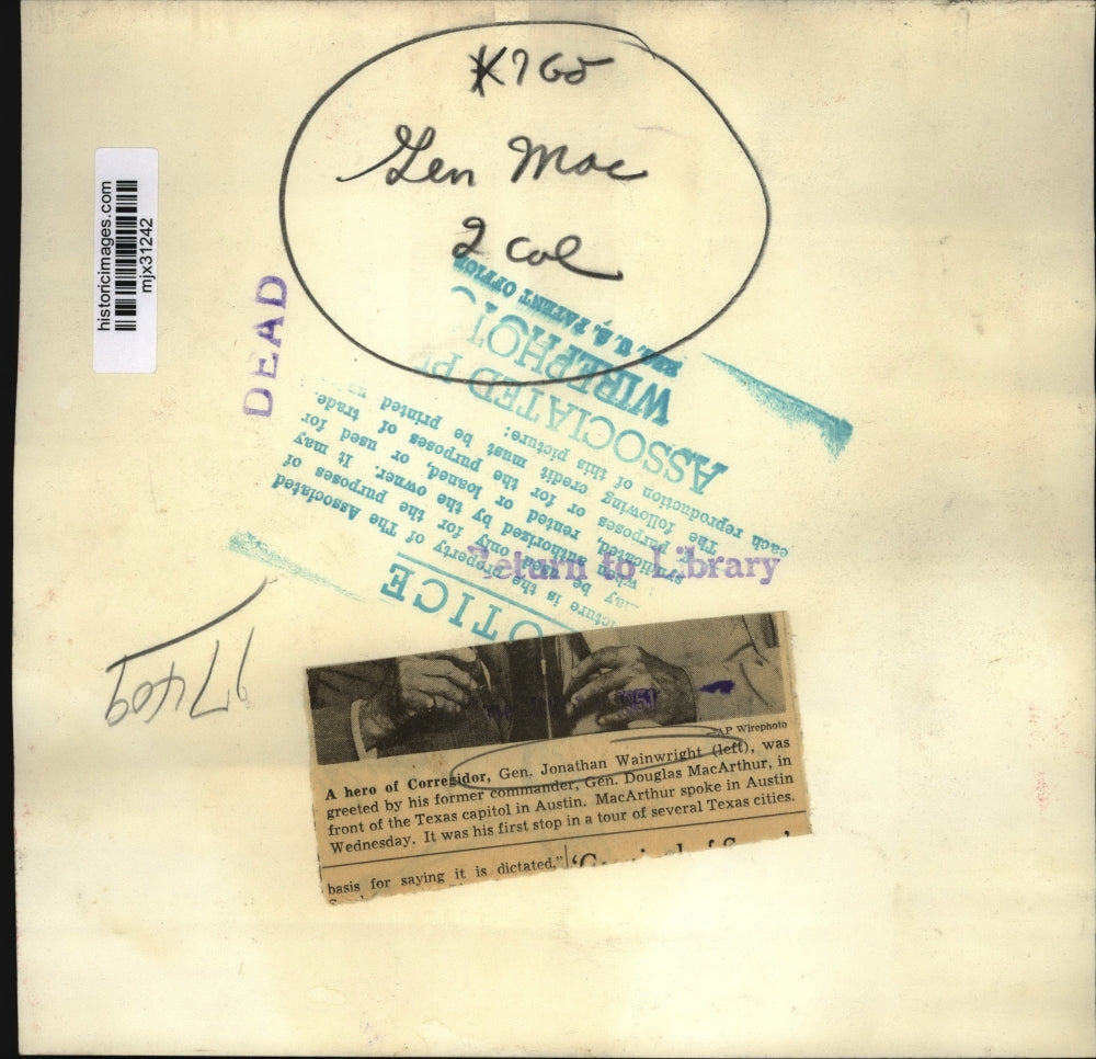 1951 Press Photo General Douglas MacArthur greets General Jonathan Wainwright