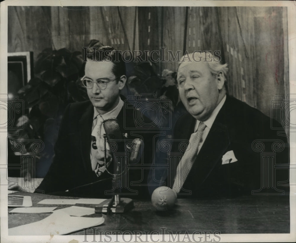 1956 Press Photo Steve Allen and Charles Laughton on &quot;Tonight&quot; show - mjx31287