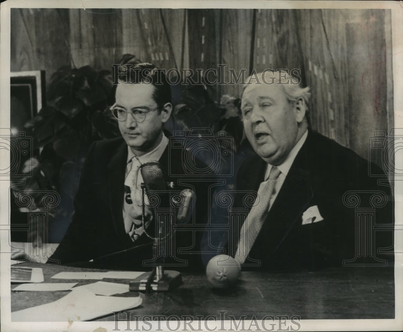 Load image into Gallery viewer, 1956 Press Photo Steve Allen and Charles Laughton on "Tonight" show - mjx31287
