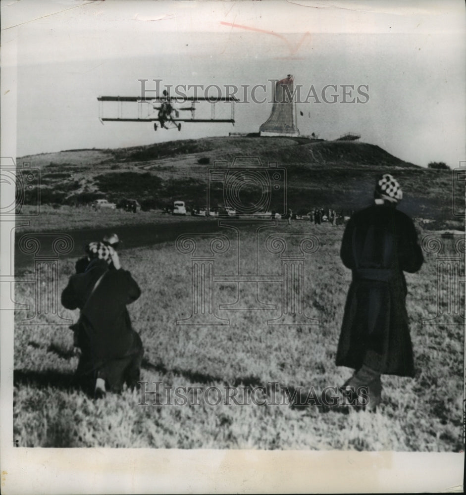 1953 Press Photo Old-timers watch flight of an airplane at Kitty Hawk, N.C.