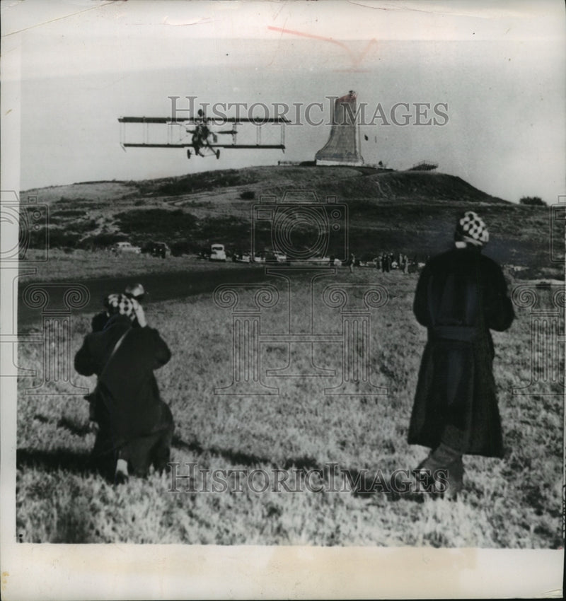 Load image into Gallery viewer, 1953 Press Photo Old-timers watch flight of an airplane at Kitty Hawk, N.C.
