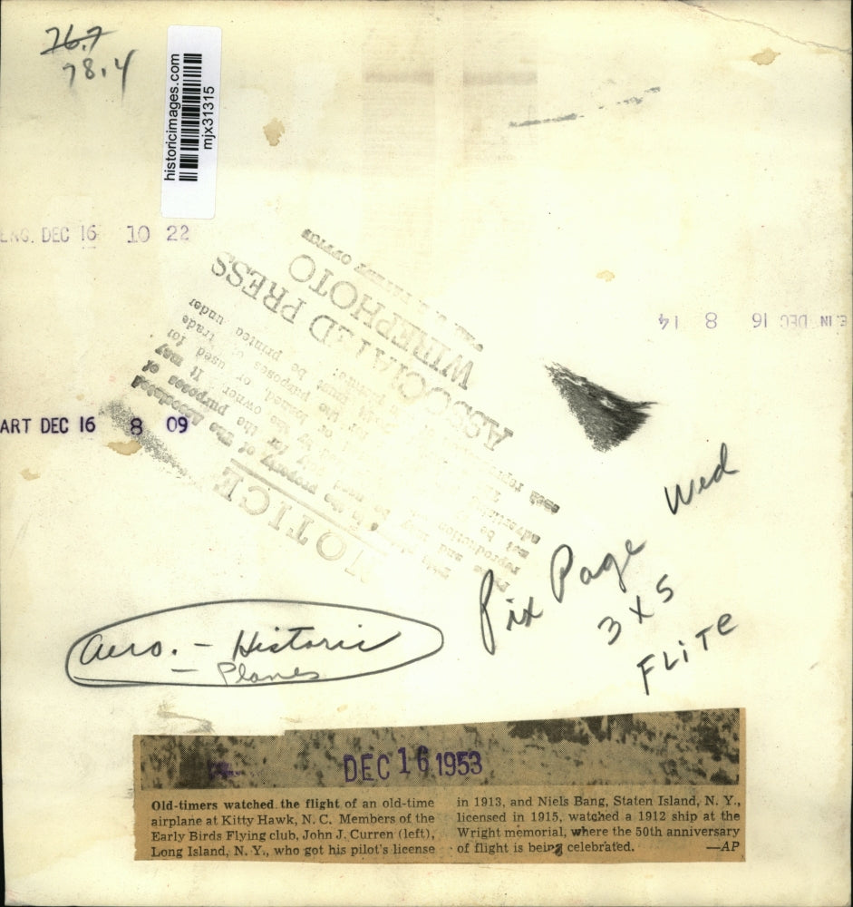 1953 Press Photo Old-timers watch flight of an airplane at Kitty Hawk, N.C.