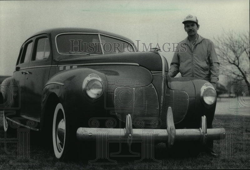 Load image into Gallery viewer, 1984 Press Photo Walter O'Kelly and his 1940 De Soto - mjx31328
