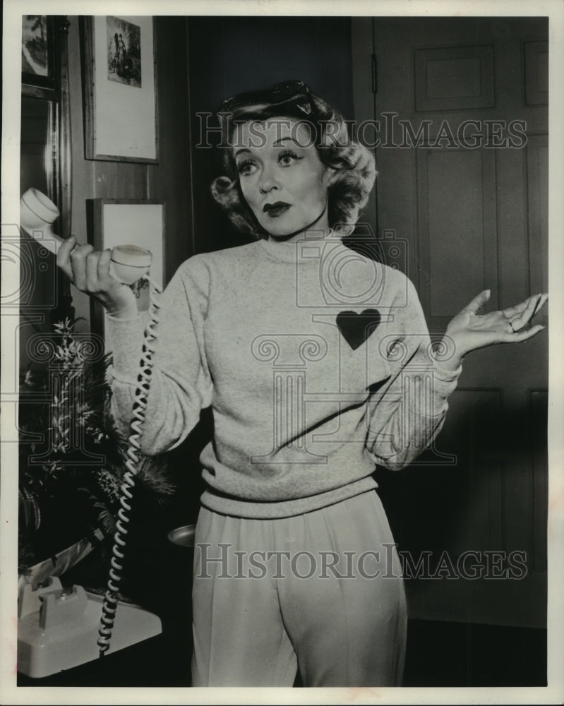 1961 Press Photo Hollywood Actress Constance Bennett - mjx31517