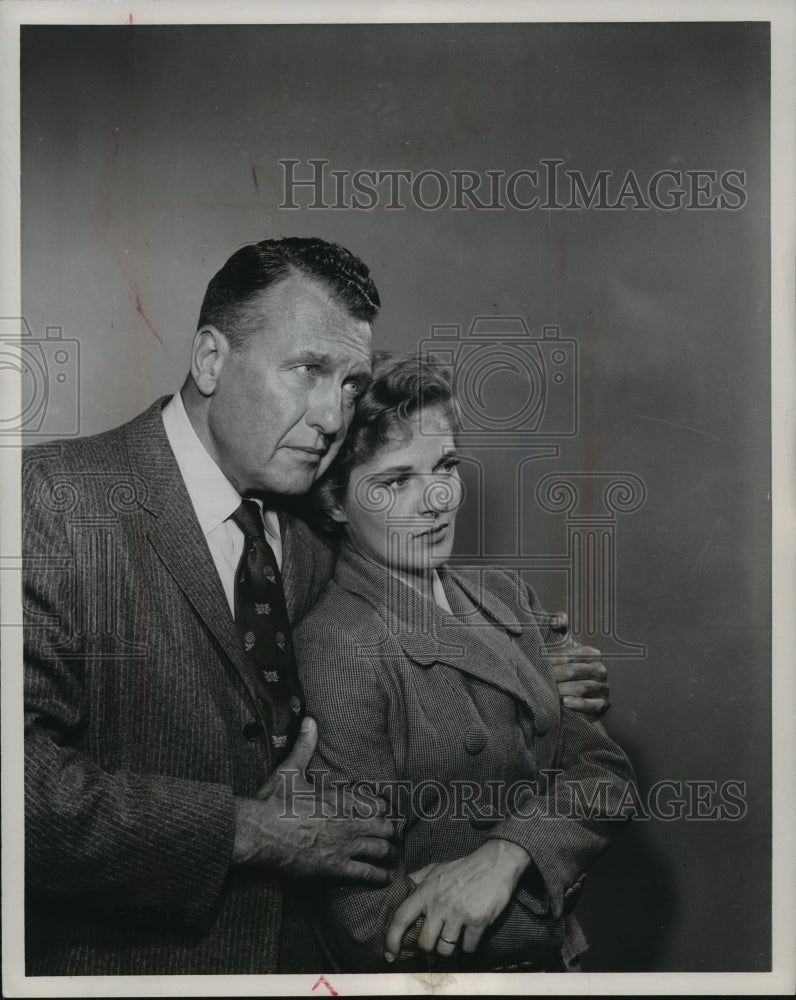 Load image into Gallery viewer, 1958 Press Photo Ralph Bellamy and Marianne Stewart on "Schlitz Playhouse"
