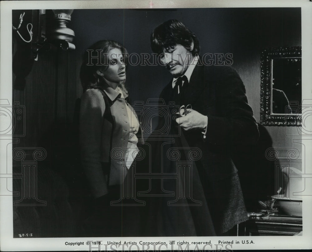 1976 Press Photo Actors Charles Bronson &amp; Jill Ireland in Breakheart Pass- Historic Images