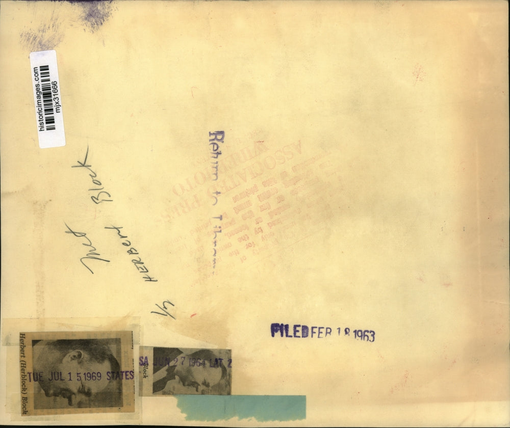 1963 Press Photo Herbert Block Presents Golden Key Award to Helene Harris