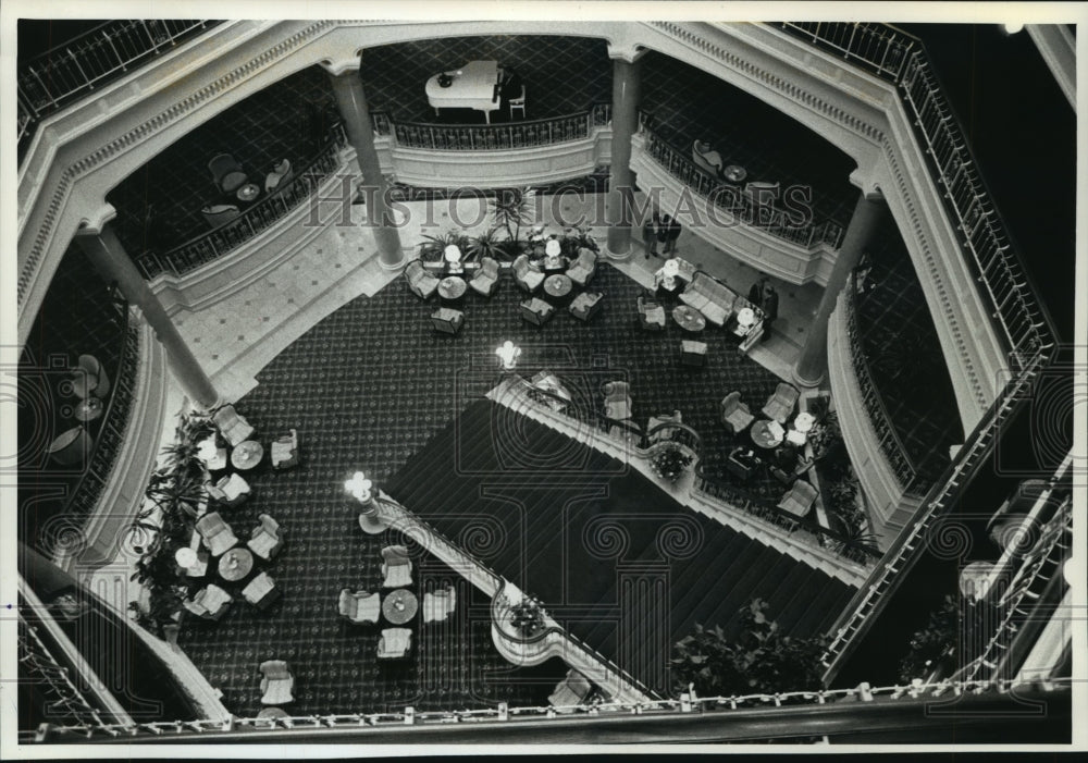 1989 Press Photo A piano player on the mezzanine in East Berlin&#39;s Grand Hotel- Historic Images