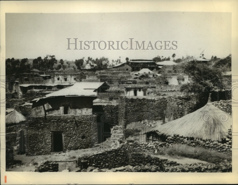 Press Photo Grass hut &amp; old buildings in Harrar, Ethiopia - mjx31687- Historic Images