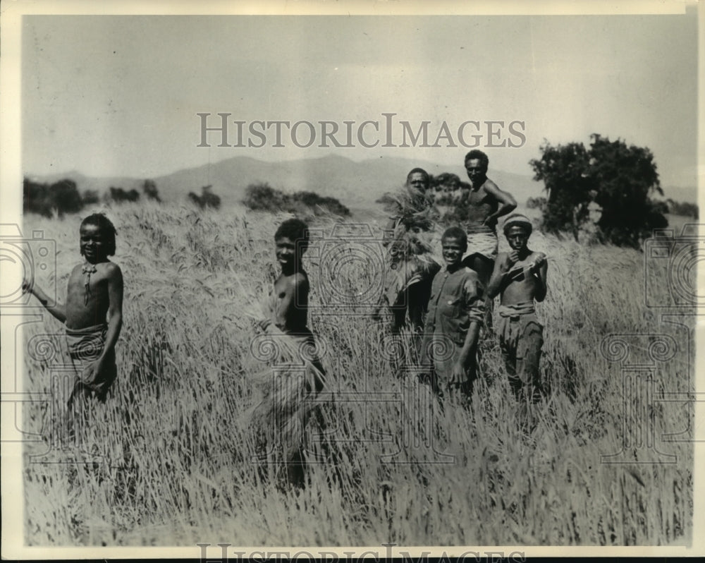1935 Press Photo Ethiopian children are shown in a field - mjx31759