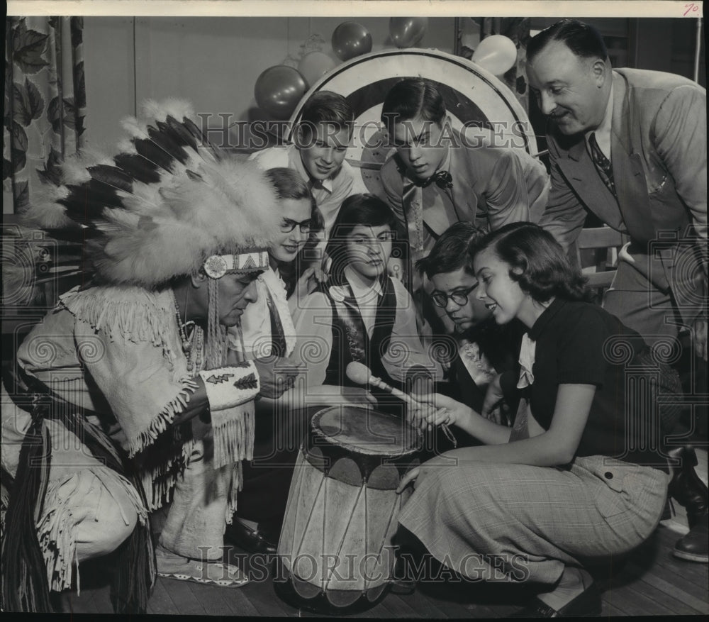 1952 Press Photo Chief Evergreen Tree demonstrates Indian dance rhythms- Historic Images