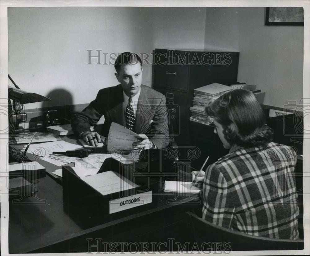 1952 Press Photo An FBI agent goes over paperwork at his desk - mjx31789