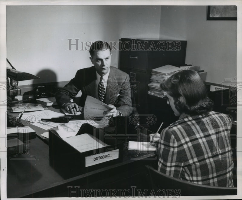 Load image into Gallery viewer, 1952 Press Photo An FBI agent goes over paperwork at his desk - mjx31789
