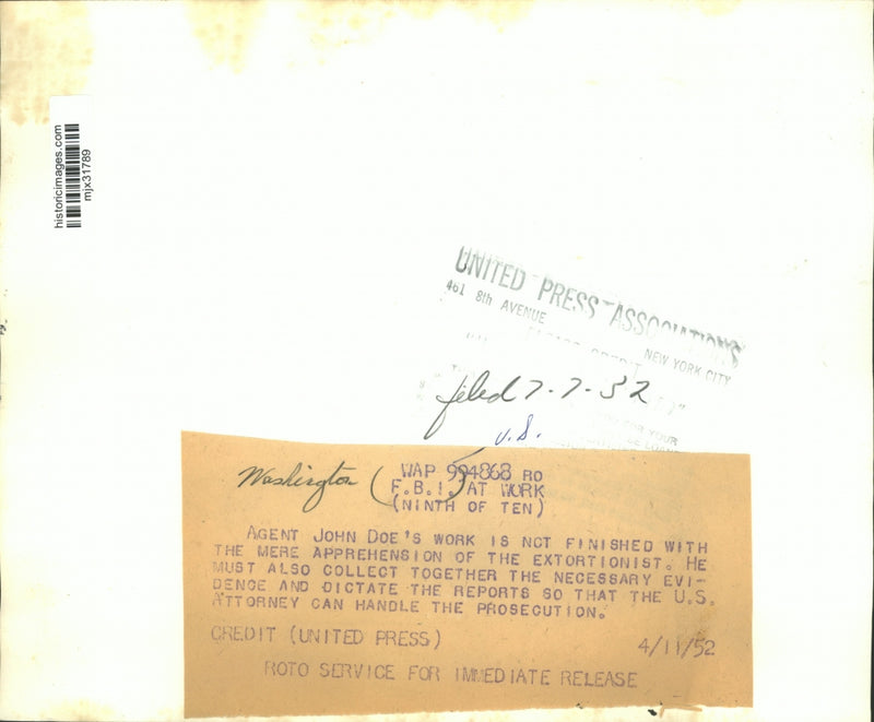 Load image into Gallery viewer, 1952 Press Photo An FBI agent goes over paperwork at his desk - mjx31789
