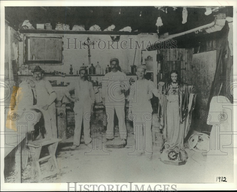 1912 Press Photo Artisans take a break from their work in a Third Ward studio- Historic Images