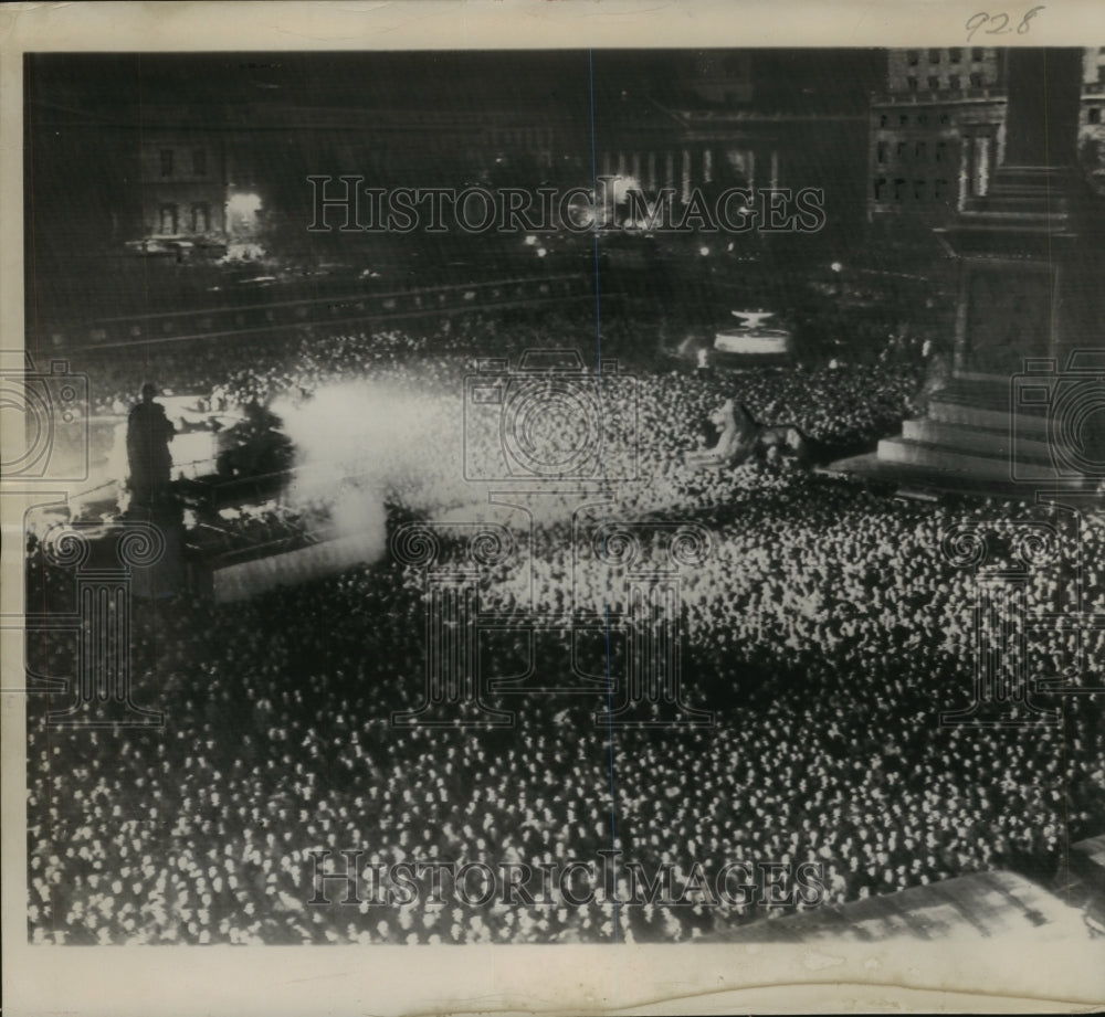 1951 Press Photo Britons Wait in Trafalgar Square in London for Election Results