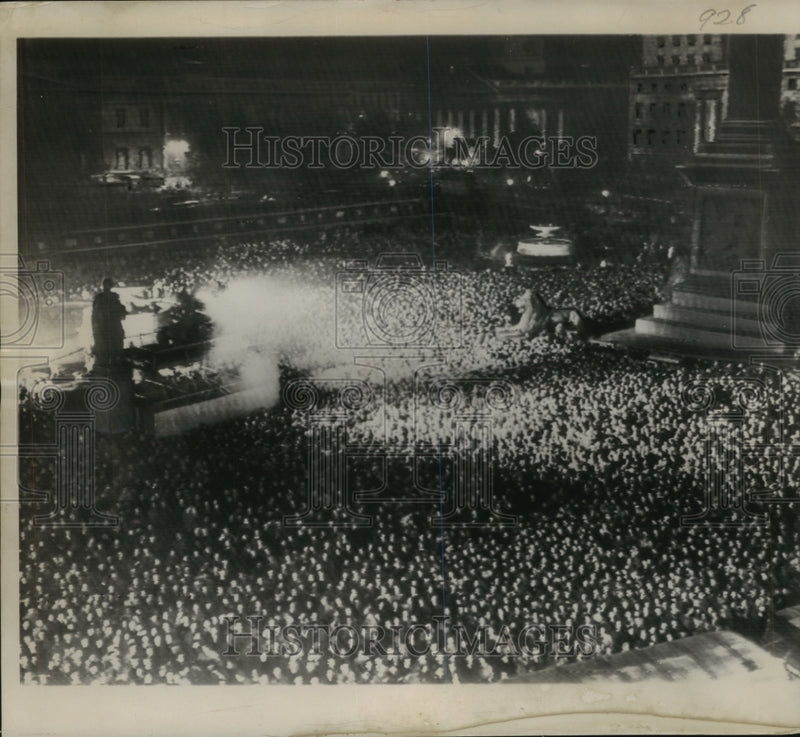 Load image into Gallery viewer, 1951 Press Photo Britons Wait in Trafalgar Square in London for Election Results
