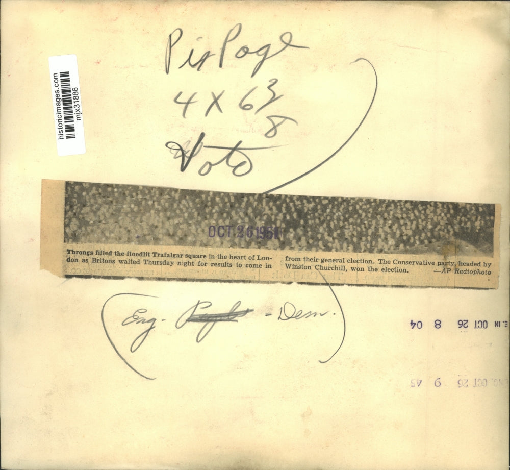 1951 Press Photo Britons Wait in Trafalgar Square in London for Election Results