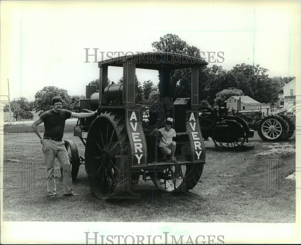 1981 Press Photo Lee Wanle &amp; daughter Jennifer show off a 1919 Avery Tractor- Historic Images