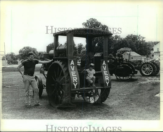 1981 Press Photo Lee Wanle & daughter Jennifer show off a 1919 Avery Tractor- Historic Images