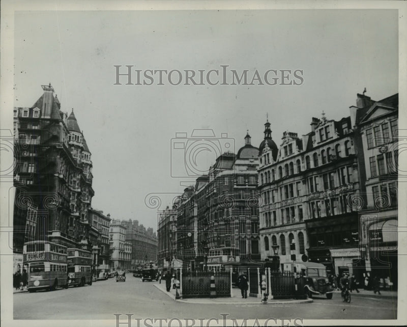 Load image into Gallery viewer, 1941 Press Photo Knightsbridge Shopping center in London, England - mjx32060
