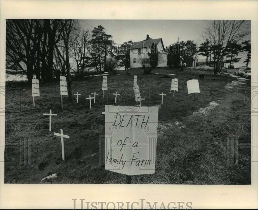 1986 Press Photo Crosses in the ground to mark death of a family farm, Wisconsin- Historic Images