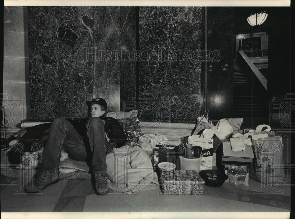 1985 Press Photo Mark Everson at the state capitol for a sit-in, Wisconsin