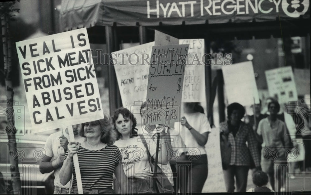 1985 Press Photo Animal rights activists protest Veal Association in Wisconsin- Historic Images