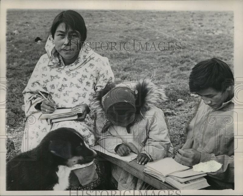 Load image into Gallery viewer, 1949 Press Photo Alaskan Eskimos - mjx32248
