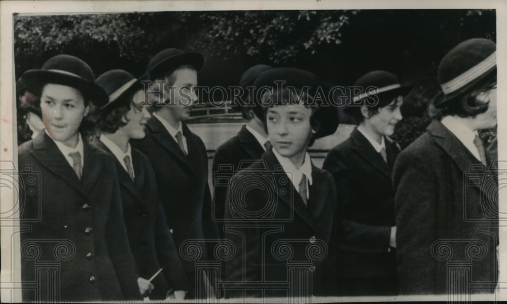 1963 Press Photo Britain's Princess Anne with schoolmates in Benenden, England