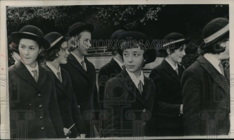 Load image into Gallery viewer, 1963 Press Photo Britain's Princess Anne with schoolmates in Benenden, England
