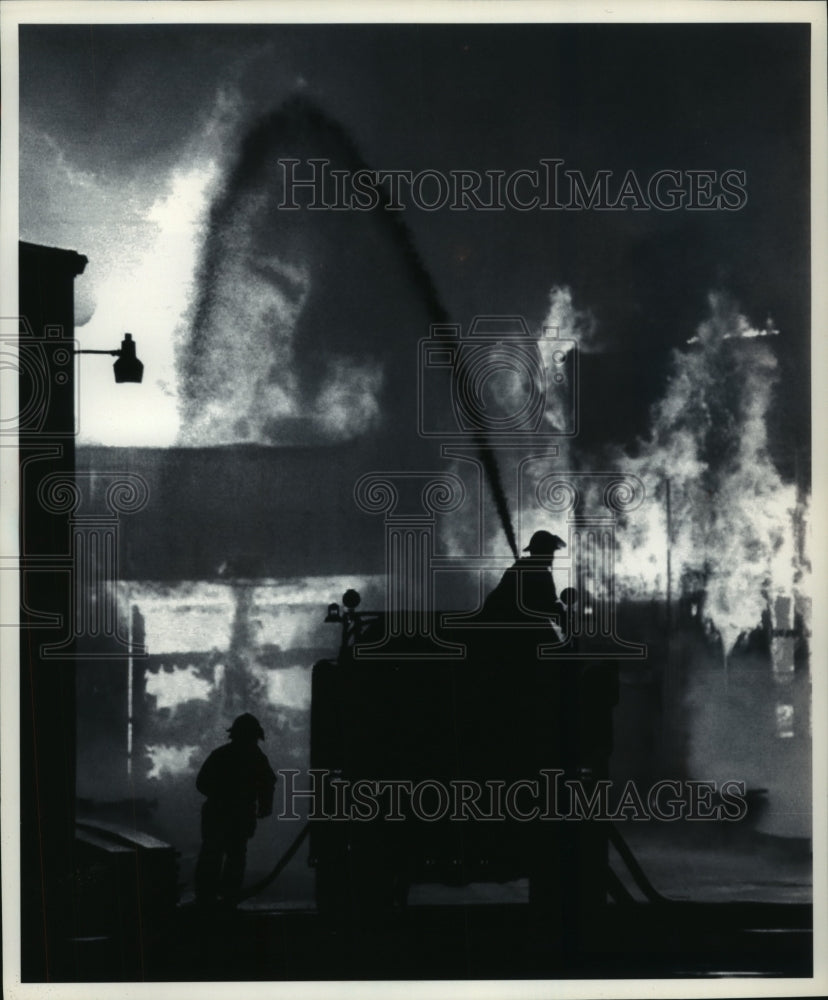 1993 Press Photo Firefighters fight a fire at the Elmore Cannery in Astoria, OR