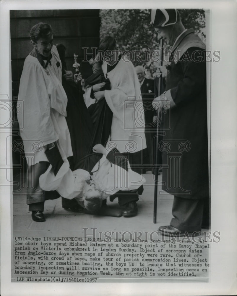 1957 Press Photo Head pounding lesson, Savoy Chapel, Victoria, London, England