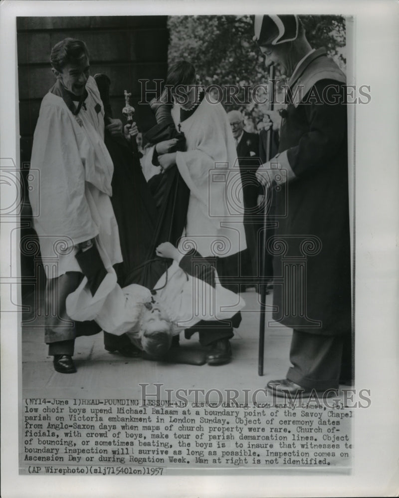 Load image into Gallery viewer, 1957 Press Photo Head pounding lesson, Savoy Chapel, Victoria, London, England
