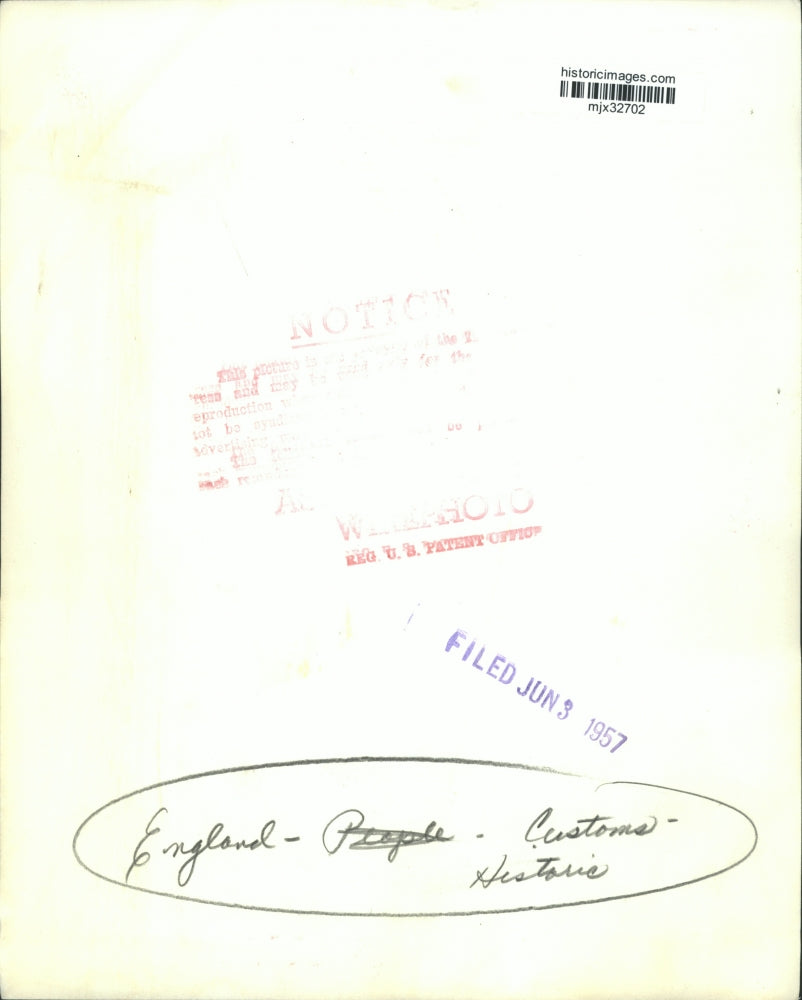 1957 Press Photo Head pounding lesson, Savoy Chapel, Victoria, London, England