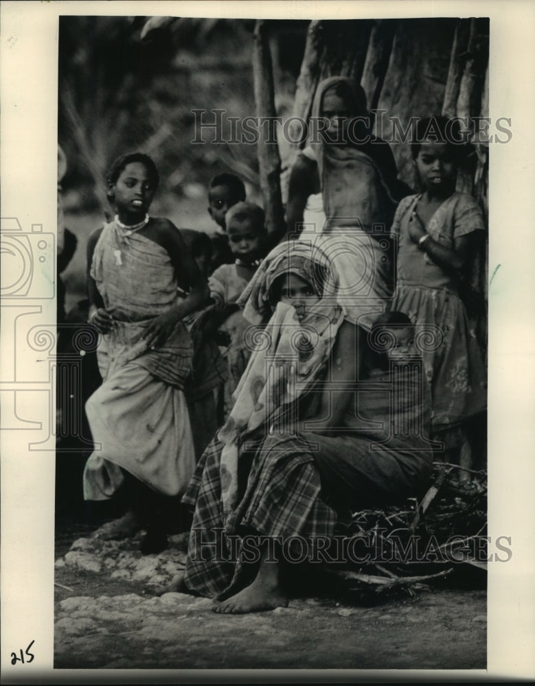 1988 Press Photo Ethiopian woman and children - mjx32763