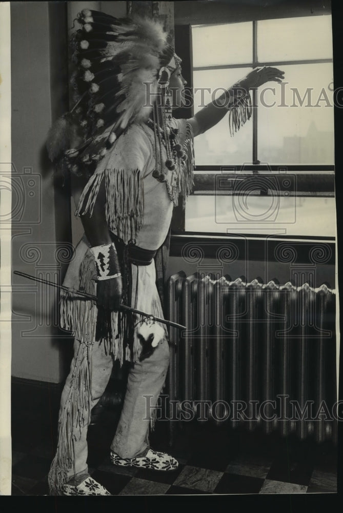 1934 Press Photo Chief Evergreen Tree, Pueblo Indian at Lions Club, Milwaukee- Historic Images