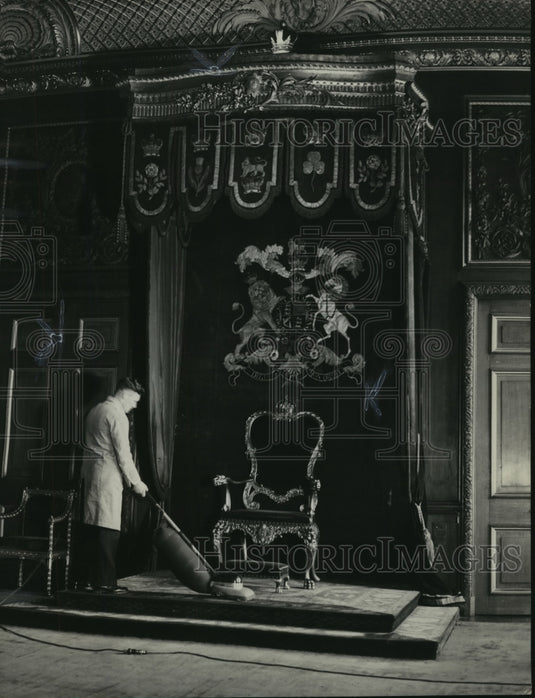 1946 Press Photo Workman vacuums the carpet in the Throne Room, Windsor, England- Historic Images