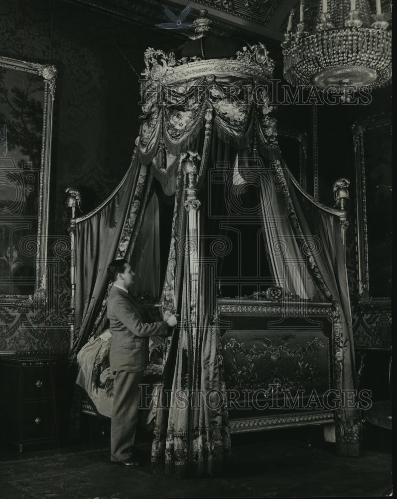 Load image into Gallery viewer, 1946 Press Photo Mr. Stanley A. Williams, Castle Superintendent inspects bed
